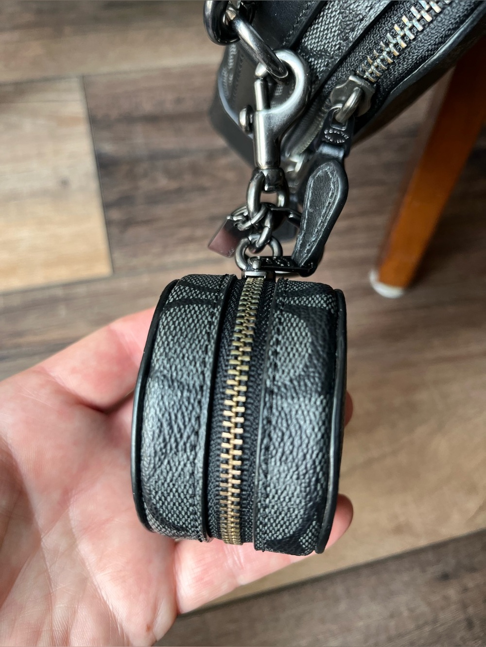 Coach Blk Signature Leather Round Pouch w/ Gunmetal Clip & Keychain! Clip on bag